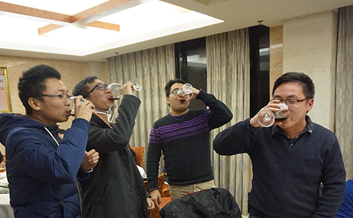 敬酒2.jpg 敬酒2.jpg